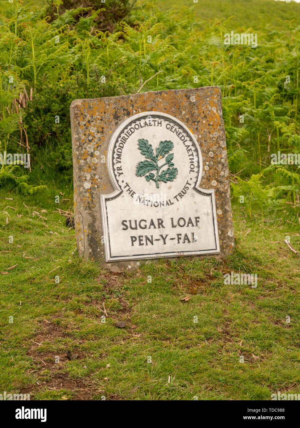 Il segno per il pan di zucchero o Pen Y Fal una montagna in Brecon Beacons Wales UK di proprietà del National Trust Foto Stock