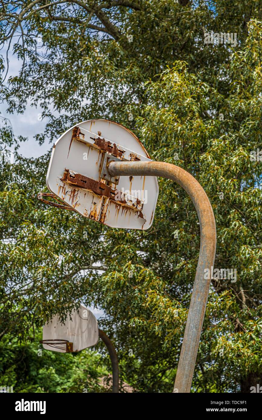 Un vecchio arrugginito il fermo in un abbandonato pallacanestro Foto Stock