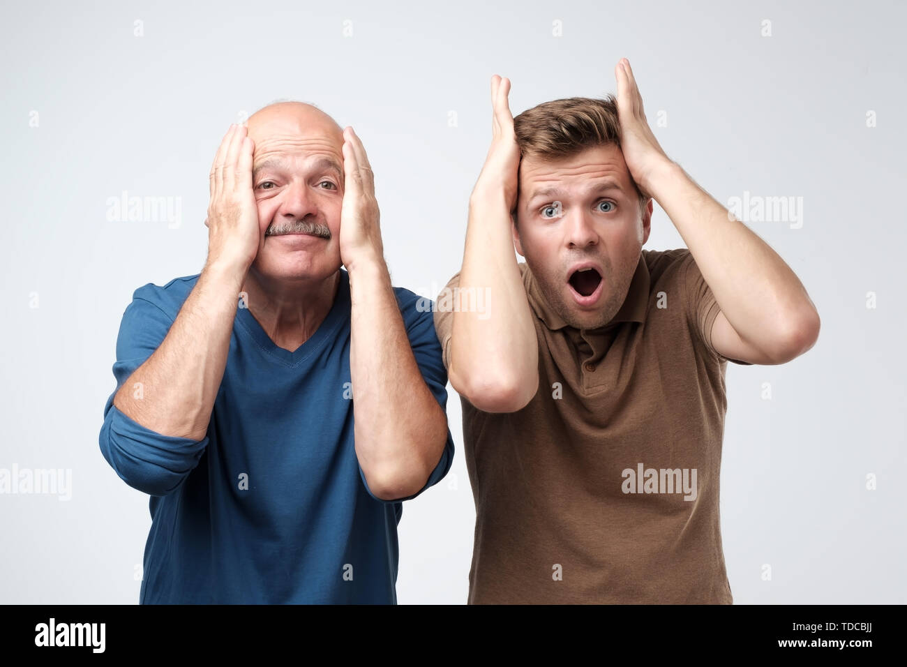 Due uomini maturi padre e figlio eccitato scioccante. Foto Stock