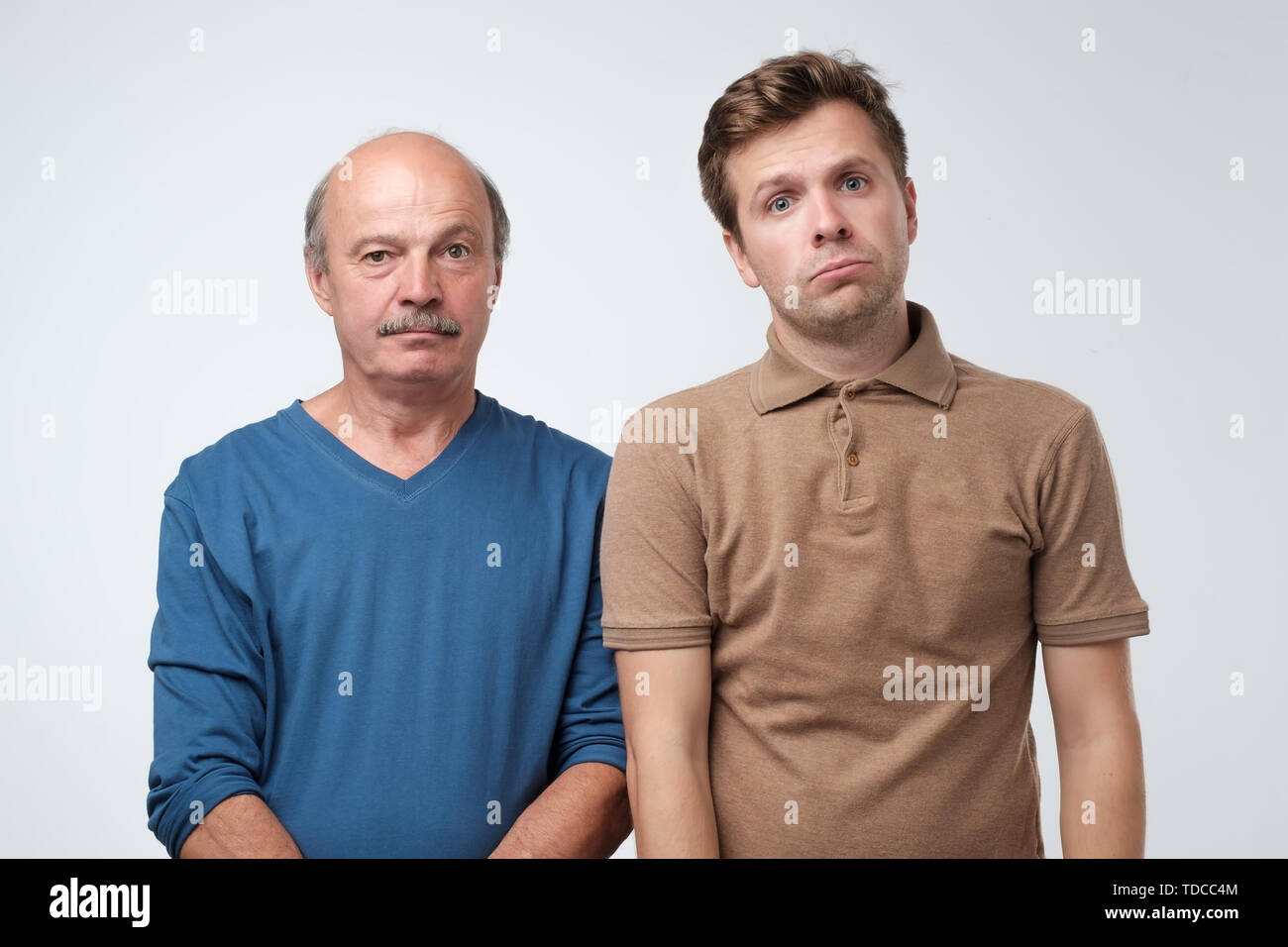 Due uomini maturi il padre e il figlio di essere triste. Foto Stock