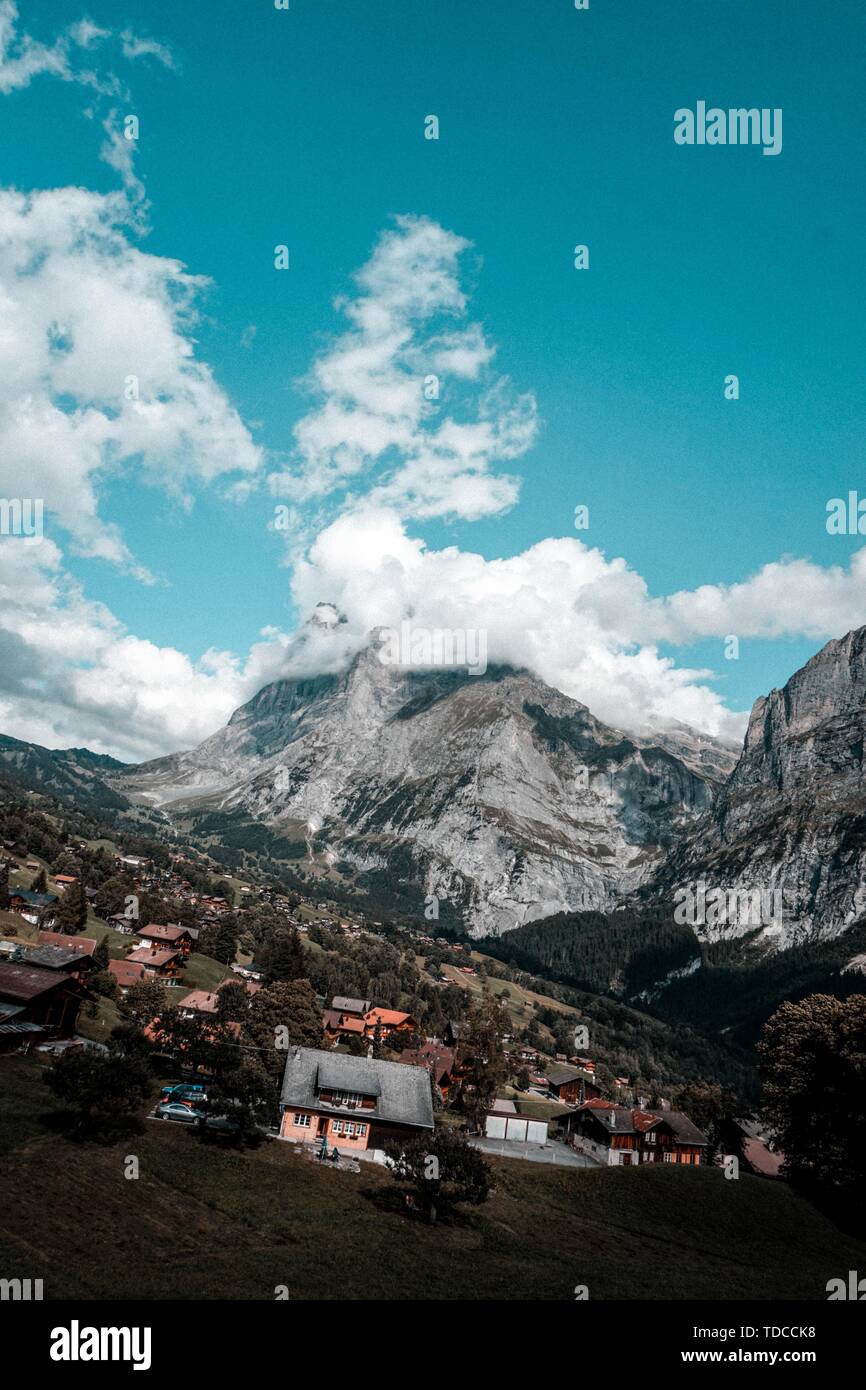 Un tranquillo villaggio e casa accanto alle montagne Jungfrau Foto Stock