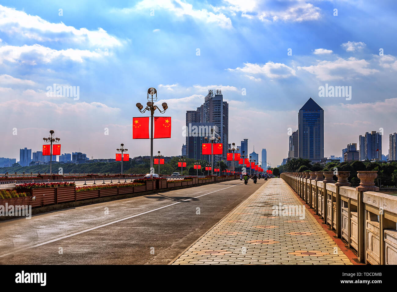 Giornata nazionale, cinque stelle di bandiera rossa, strade Foto Stock