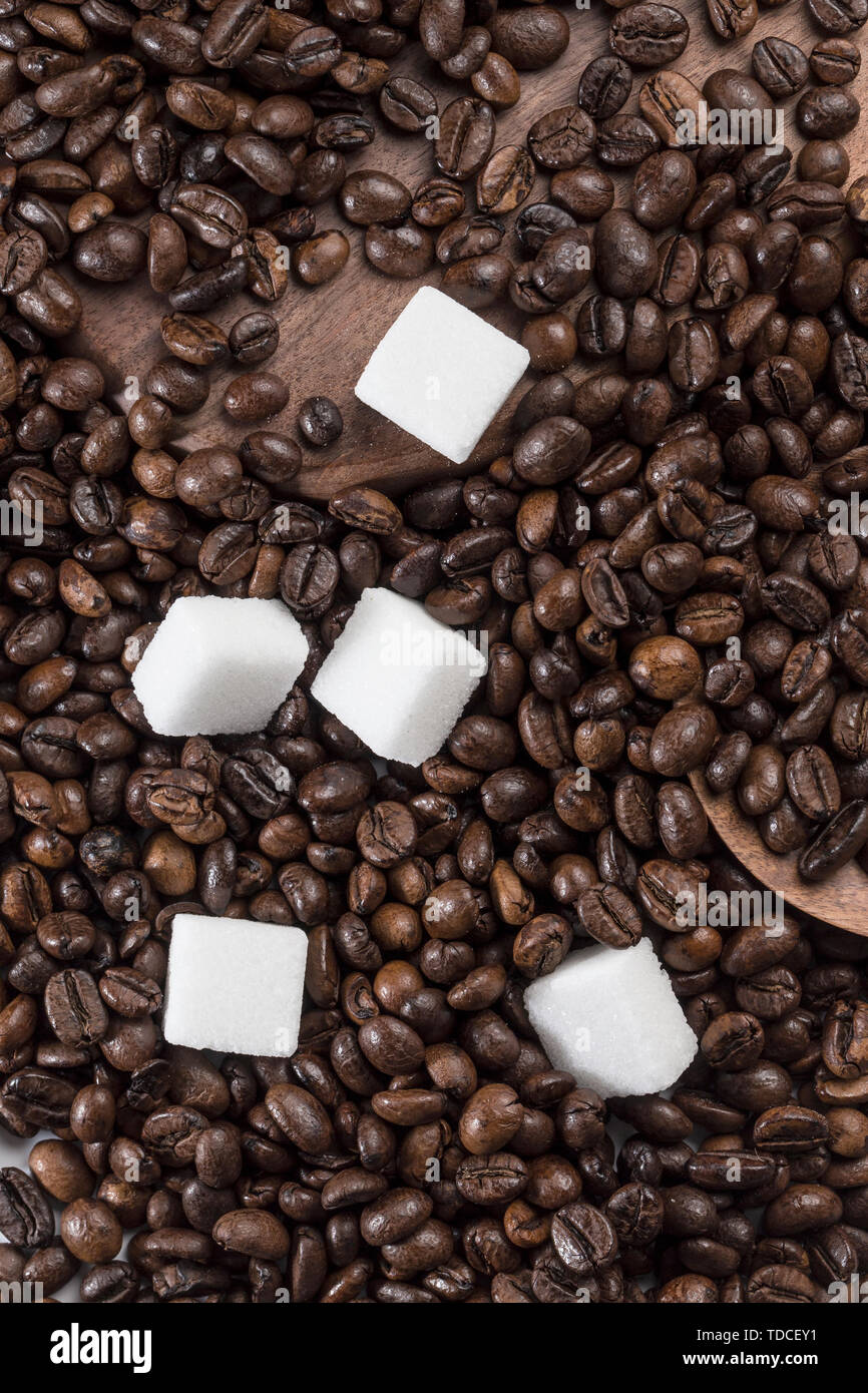 I chicchi di caffè e cubetti di zucchero. Foto Stock