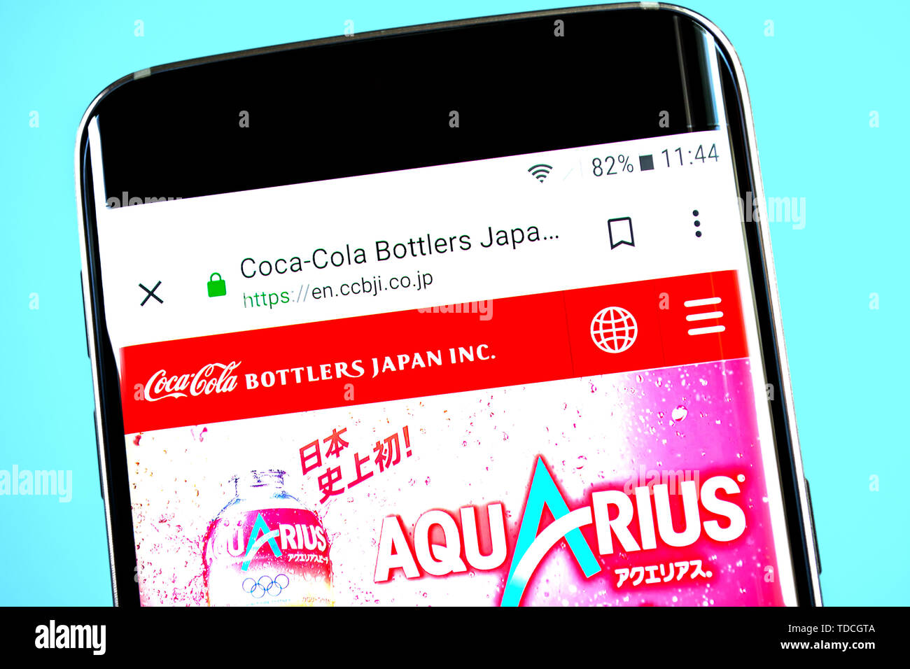 Berdyansk, Ucraina - 4 Giugno 2019: Coca Cola West website homepage. Coca-Cola logo ovest visibile sullo schermo del telefono, Editoriale illustrativa Foto Stock