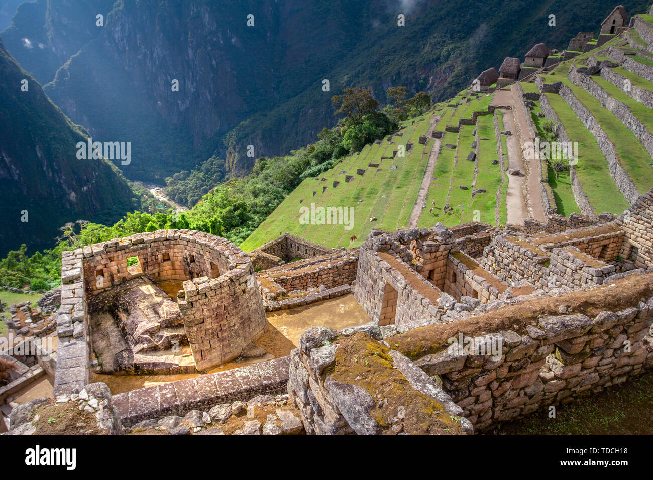 Vista panoramica su il cerimoniale il Tempio del Sole costruire dagli Incas del Machu Picchu montagna. Sito archeologico con verdi terrazzi agricoli. Foto Stock