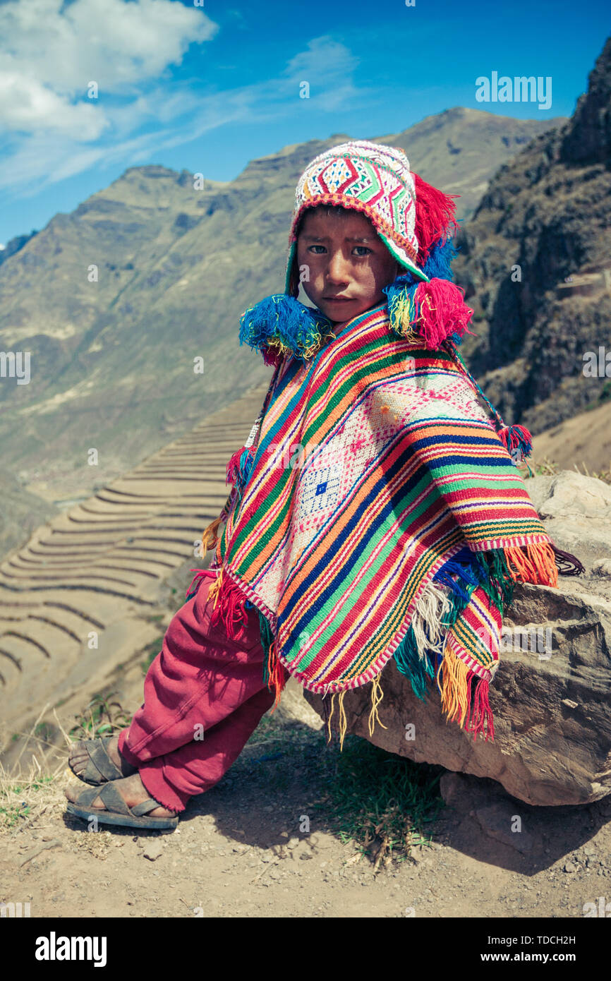 Cusco / Perù - maggio 29.2008: Ritratto di un ragazzo vestito in nativo colorato costume peruviano permanente sulla collina in montagna. Foto Stock