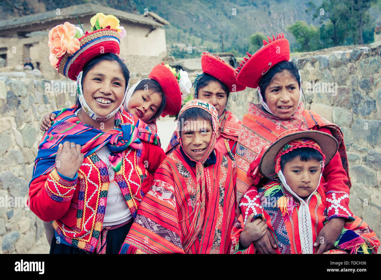 I bambini peruviani vestiti con i loro costumi tradizionali da vivere il  cammino inca Foto stock - Alamy