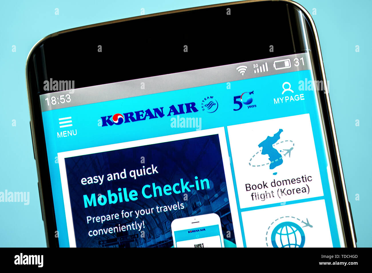 Berdyansk, Ucraina - 6 Giugno 2019: Editoriale illustrativa di Korean Air website homepage. Korean Air logo visibile sullo schermo del telefono Foto Stock