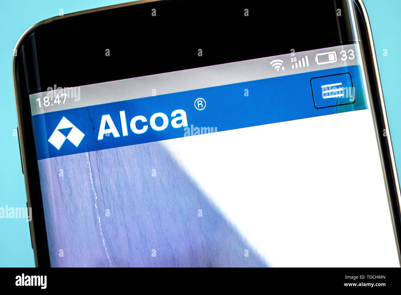 Berdyansk, Ucraina - 6 Giugno 2019: Alcoa website homepage. Logo Alcoa visibile sullo schermo del telefono Foto Stock