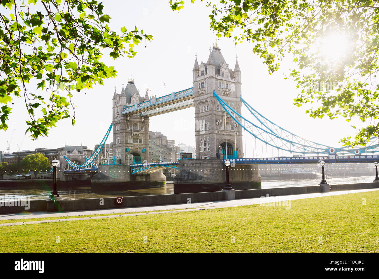 Il Tower Bridge di Londra su una mattina di sole Foto Stock