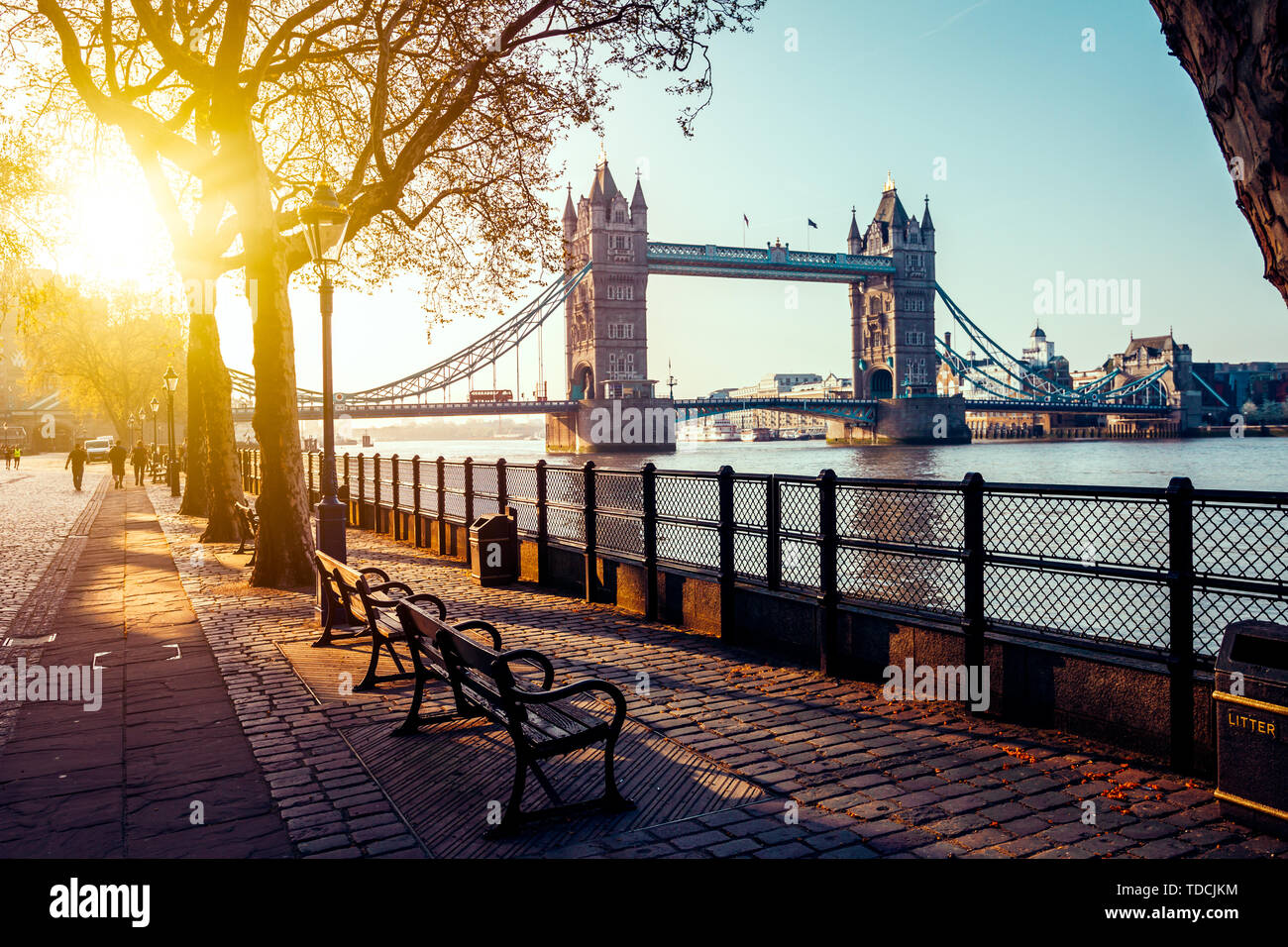 Un boulevard accanto al fiume Tamigi con il Tower Bridge in distanza Foto Stock