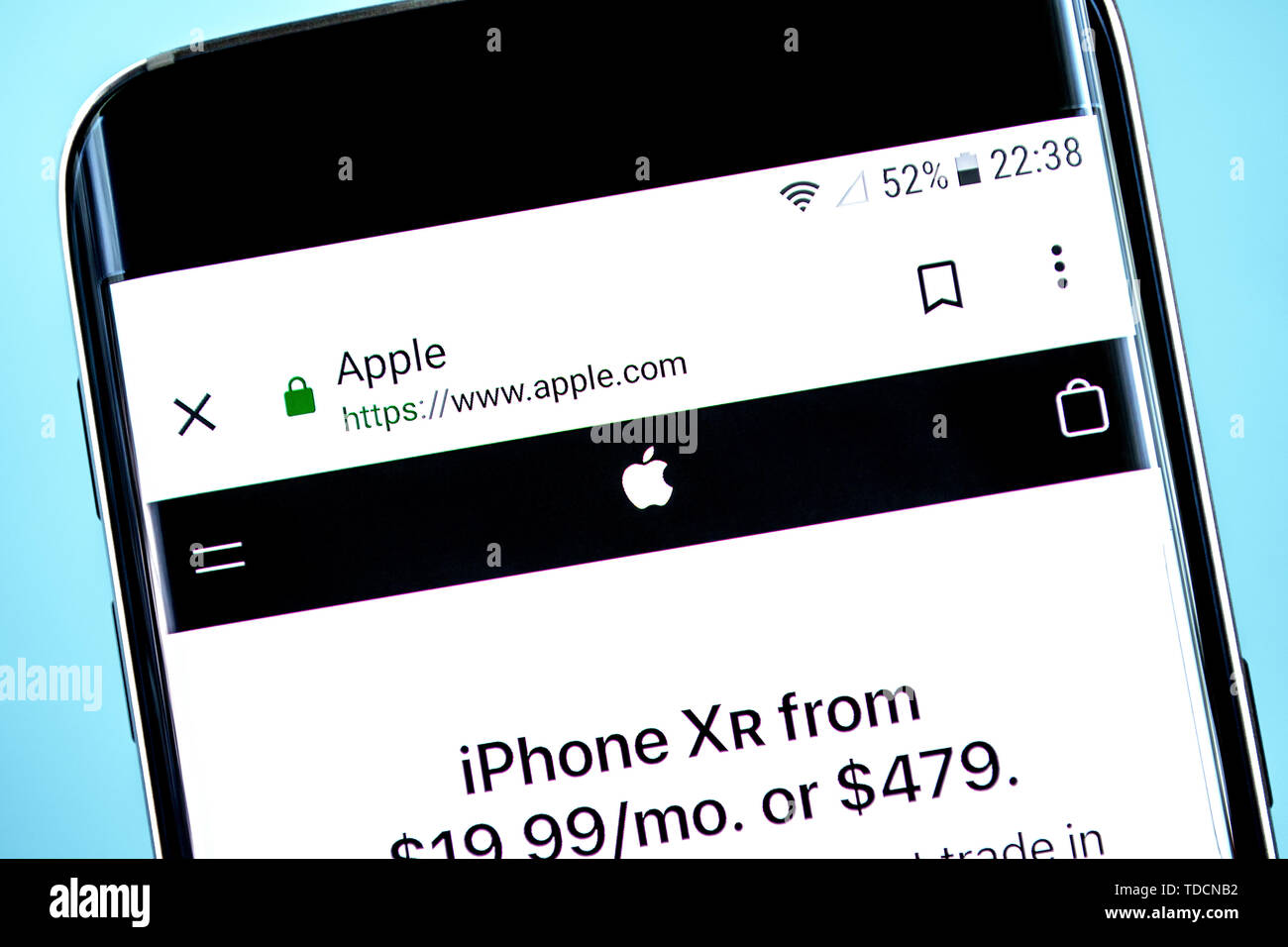 Berdyansk, Ucraina - 10 Giugno 2019: Editoriale illustrativa di Apple Inc website homepage. Apple Inc logo visibile sullo schermo del telefono. Foto Stock