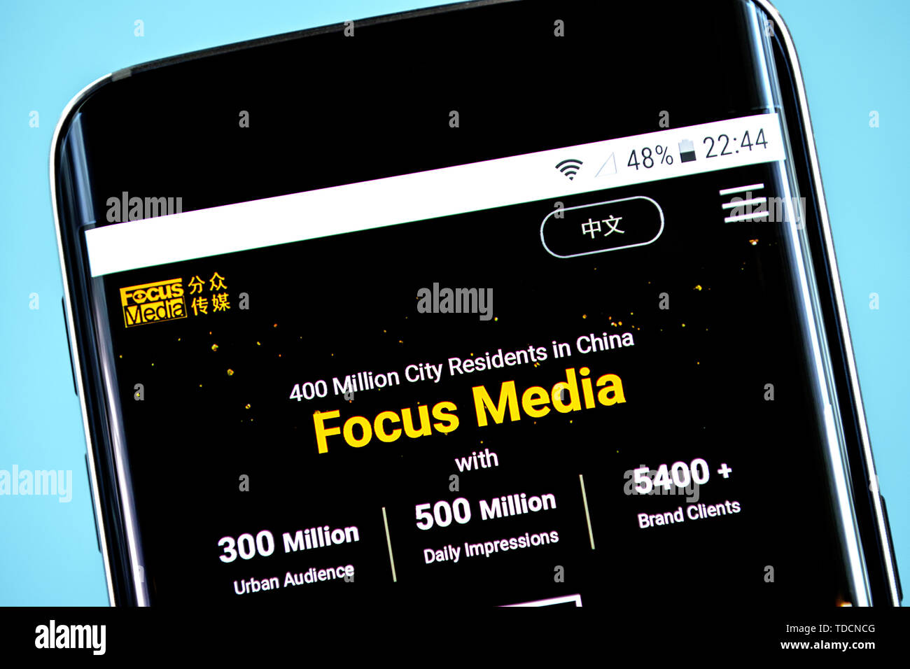 Berdyansk, Ucraina - 10 Giugno 2019: Focus Media sito web homepage. Messa a fuoco logo multimediali visibili sullo schermo del telefono. Foto Stock