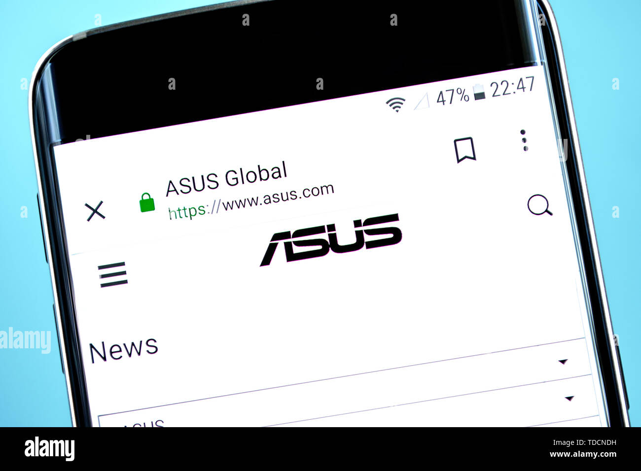 Berdyansk, Ucraina - 10 Giugno 2019: Asustek Computer website homepage. Asustek Computer logo visibile sullo schermo del telefono, illustrativi editoriale. Foto Stock