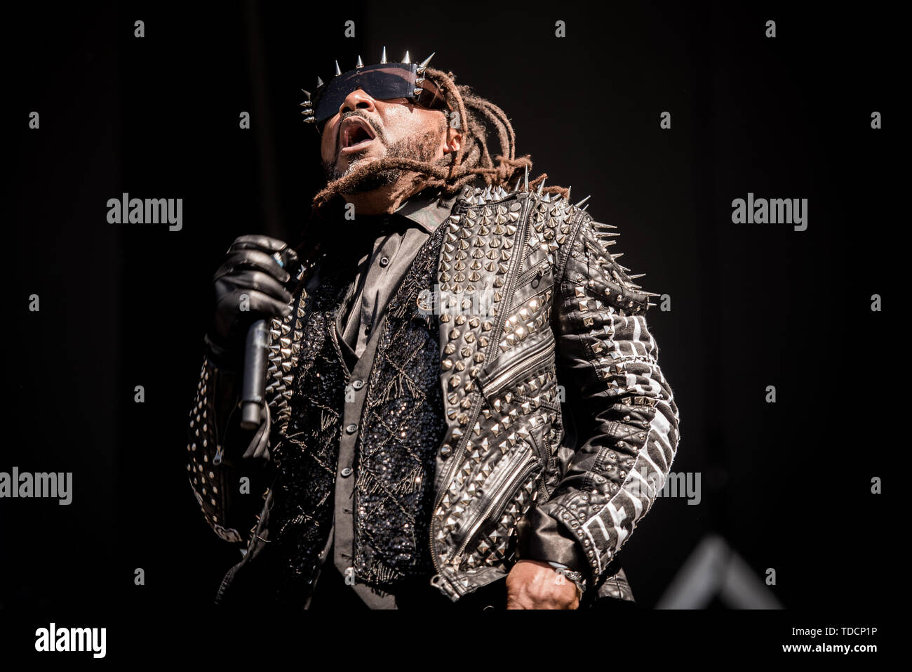 Firenze, Italia. Xiii Giugno, 2019. Benji Webbe, cantante britannico della rock band Skindred, esecuzione dal vivo sul palco a rocce di Firenze festival 2019 a Firenze, Italia, apertura per gli Smashing Pumpkins e strumento Credito: Alessandro Bosio/Pacific Press/Alamy Live News Foto Stock