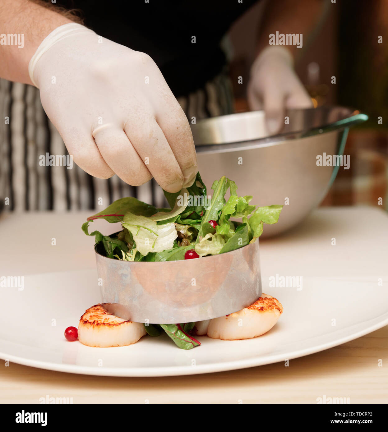 Lo chef è la cottura di antipasto con capesante, close-up Foto Stock
