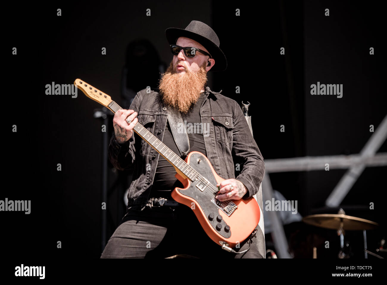 Firenze, , Italia. Xiii Giugno, 2019. Michael Fry, chitarrista del British rock band Skindred, esecuzione dal vivo sul palco a Firenze, rocce festival 2019 a Firenze, Italia, apertura per gli Smashing Pumpkins e strumento Credito: Alessandro Bosio/Pacific Press/Alamy Live News Foto Stock