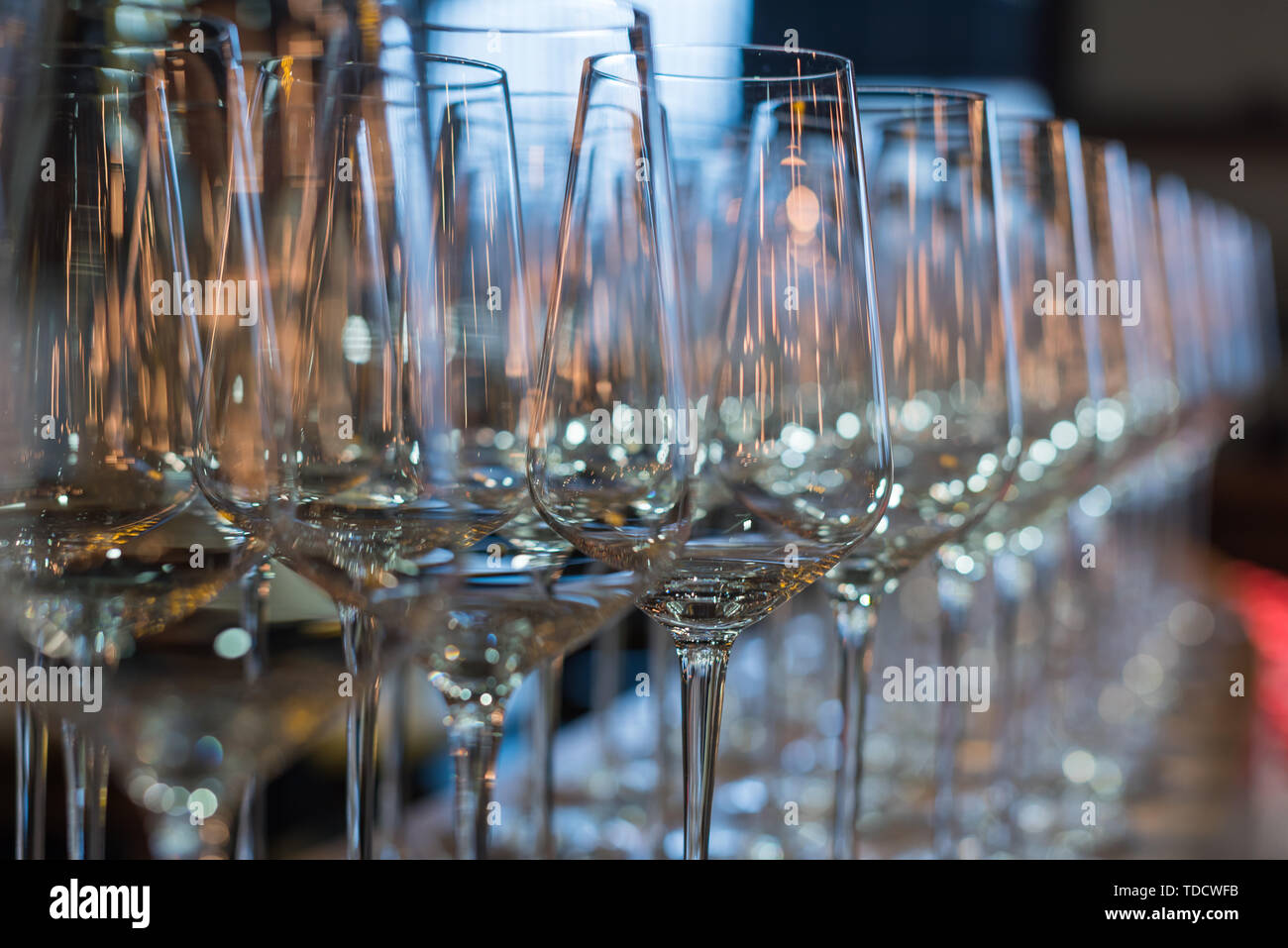 Svuotare bicchieri di vino in una fila di messa a fuoco selettiva Foto Stock