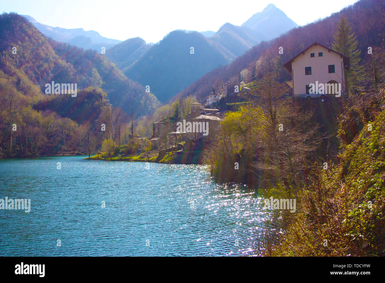Il romantico lago di Isola Santa in Toscana, nelle montagne delle Alpi Apuane. panorama al di fuori della messa a fuoco con un po' di nebbia Foto Stock
