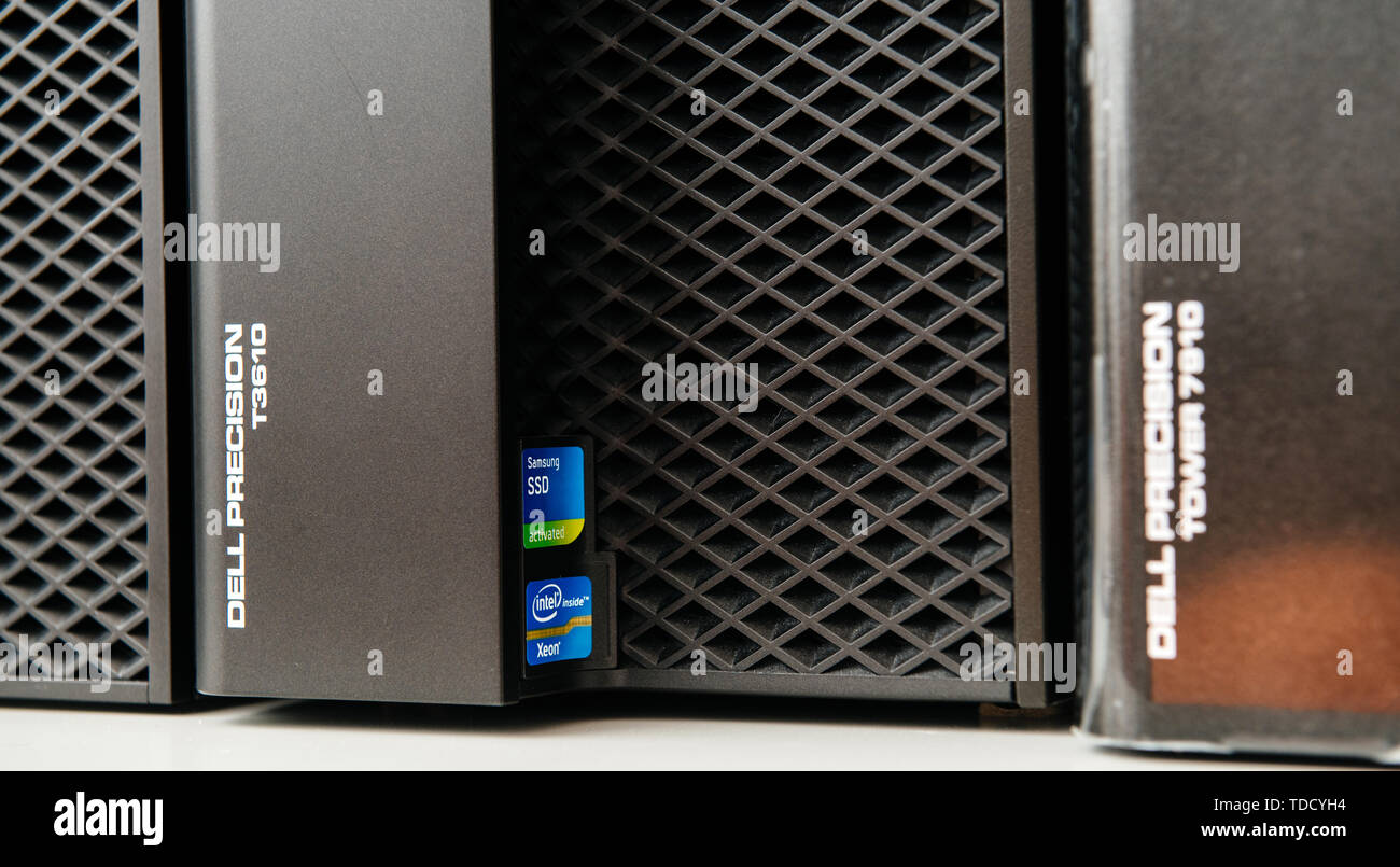 London, Regno Unito - 2 Ottobre 2017: Dell Precision T3610 Workstation con processore Intel Xeon e SSD Samsung adesivi attivata sulla faccia anteriore Foto Stock