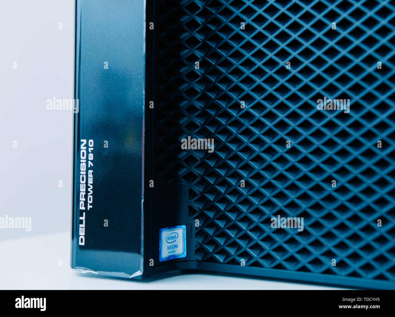 London, Regno Unito - 2 Ottobre 2017: fila di nuovo Dell Precision T7910 Xeon workstation per il computing pesanti ai calcoli con parte anteriore Intel Xeon sticker Foto Stock