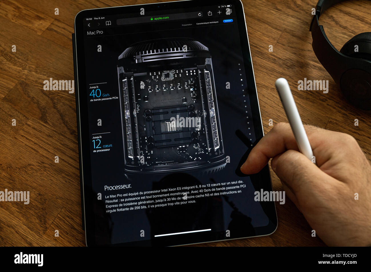 Parigi, Francia - giu 6, 2019: uomo lettura su iPad Apple Pro tablet circa professionale potente computer workstation Mac Pro con CPU Xeon interno Foto Stock