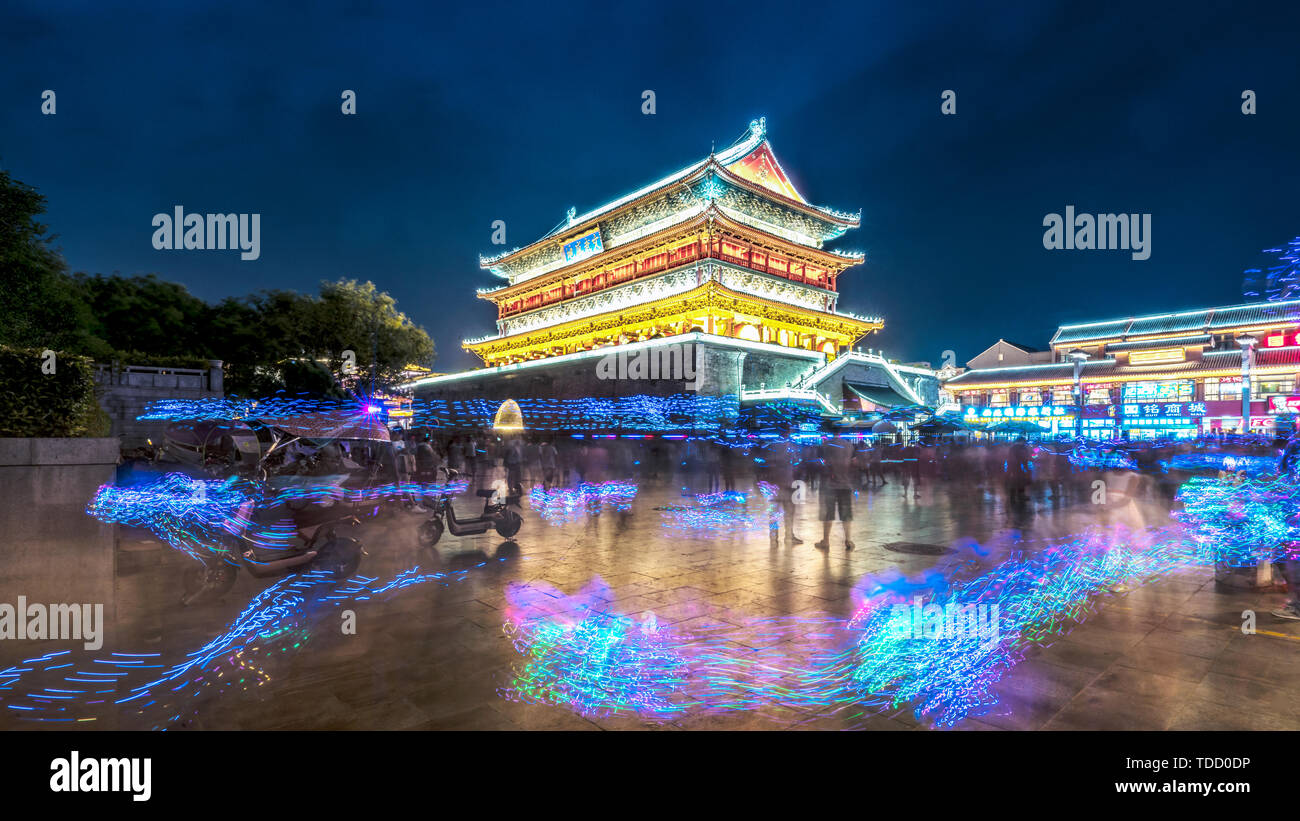 L'antico edificio torre dell orologio e la torre del tamburo nella città antica di Xi'an sono famosi palazzi di Xi'an. Foto Stock L'antico edificio torre dell orologio e la torre del tamburo nella città antica di Xi'an sono famosi palazzi di Xi'an. Foto Stock