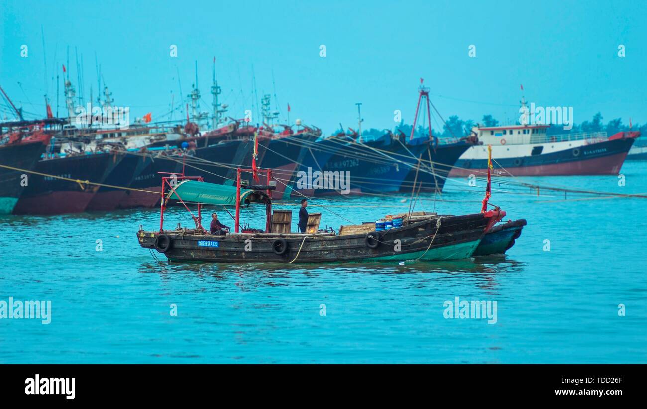 Guangdong Shanwei Pingqing lago in barca da pesca Foto Stock