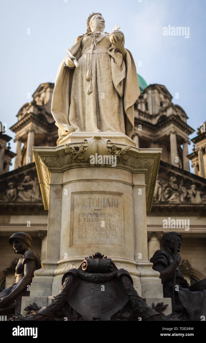 BELFAST, Regno Unito - 8° aprile 2019: Statua del British Queen Victoria nella parte anteriore del Belfast City Hall, Donegall Square, Irlanda del Nord Foto Stock