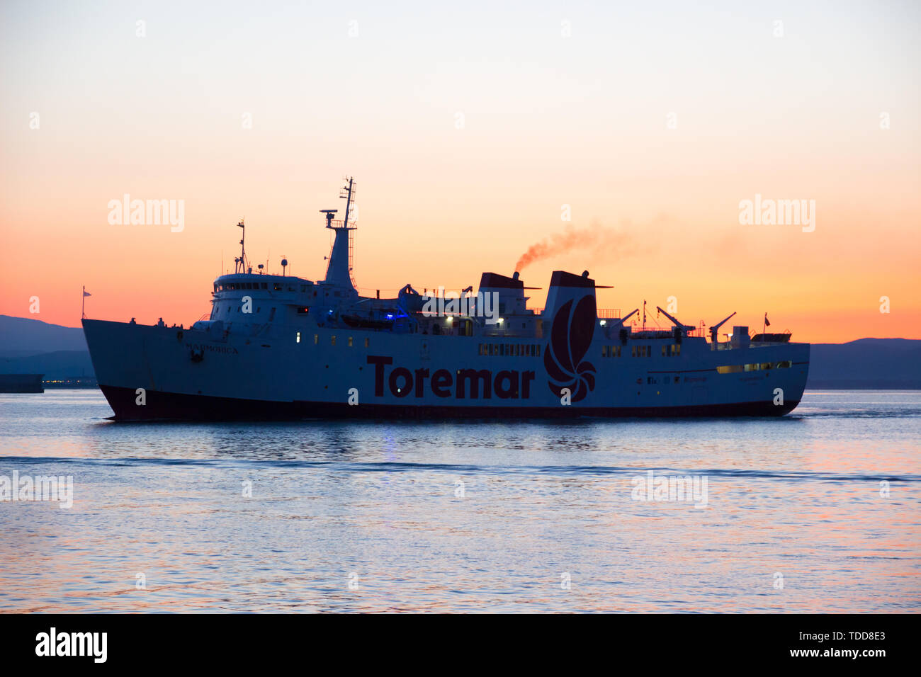 Portoferraio (LI), Italia - 09 agosto 2016: mv Marmorica in avvicinamento al porto di Piombino di sunrise Foto Stock