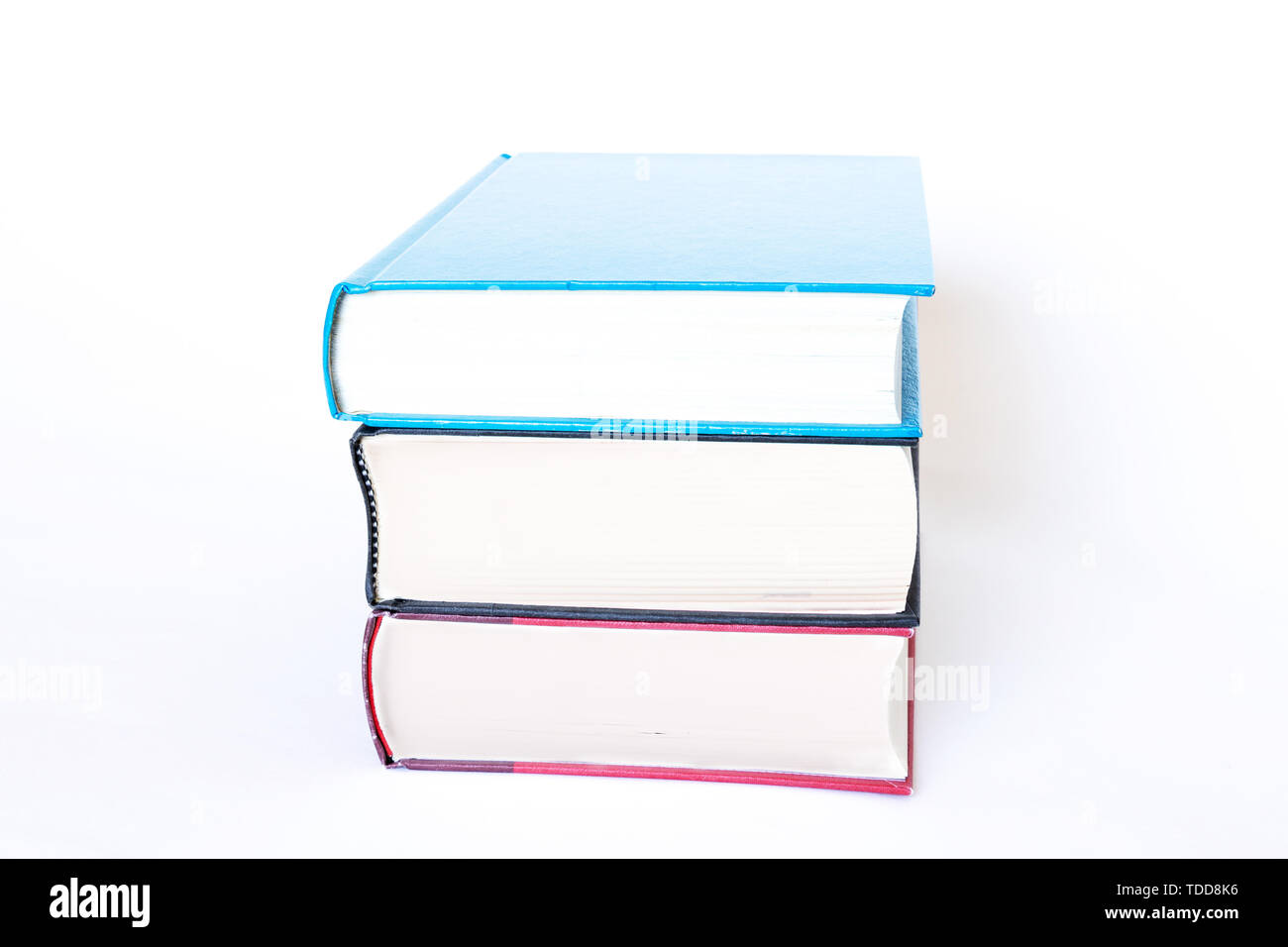 Pila di uno spessore di libri con copertina rigida isolati su sfondo bianco. Foto Stock
