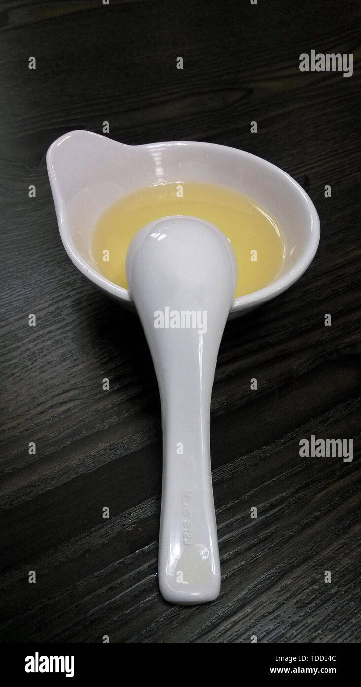 Una ciotola di olio profumato. Foto Stock