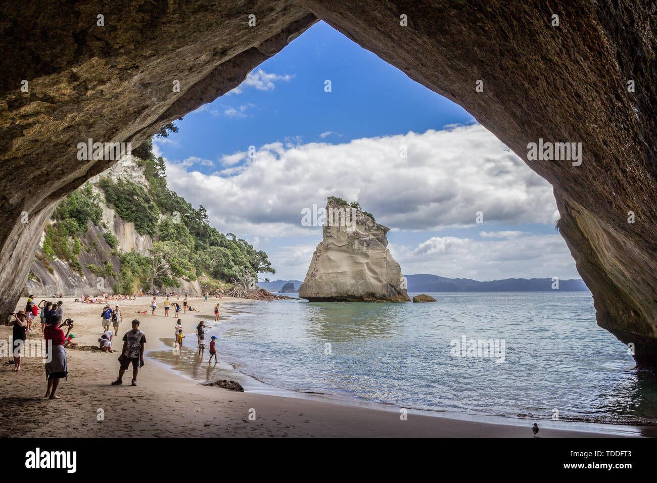 Vista attraverso il rock arco verso Te Hoho Rock in Cove della cattedrale nella Penisola di Coromandel, Nuova Zelanda il 25 febbraio 2012 Foto Stock
