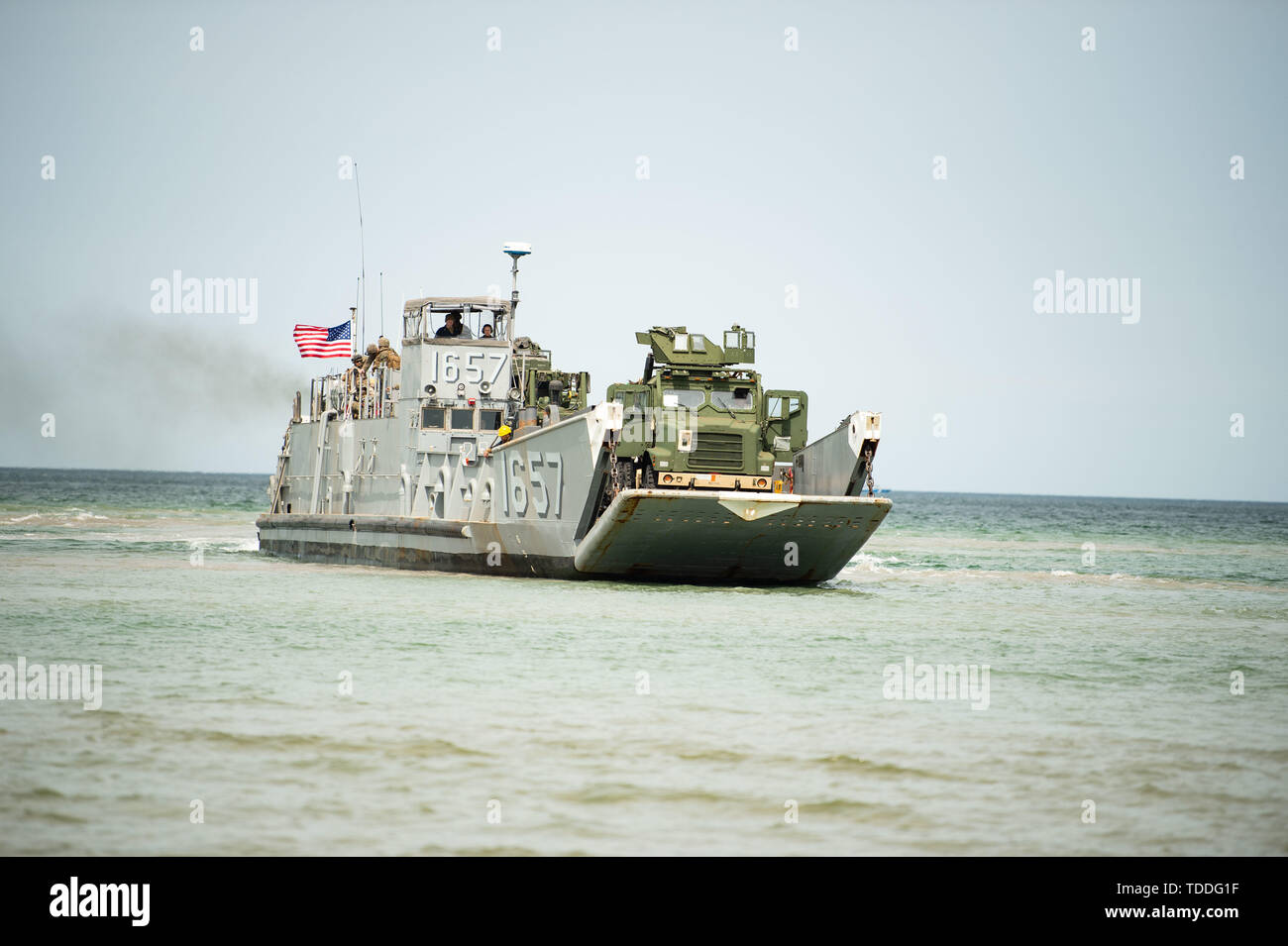 190612-N-MD802-1266 KALLASTE BEACH, Estonia (12 giugno 2019) DEGLI STATI UNITI Marines con 22 Marine Expeditionary Unit, U.S Navy velisti assegnati alla USS Fort McHenry (LSD 43), Rumeno Marines con 307 Reggimento, e Spagnolo Marines, assegnato al 2º Batallon De Desembarco, Brigada De Infanteria de Marina (2° Battaglione di atterraggio, Marine della brigata di fanteria) fissare una spiaggia dopo lo sbarco dall'Lubin-miniera di classe layer/sbarco nave ORP Gnierzno utilizzando sovietica anfibio cingolato Trasporto (PTSM) e due Landing Craft Utility (LCU) delle navi che utilizzano più leggero di rialimentazione anfibio Cargo veicoli (LARC-V) e medie Tacti Foto Stock