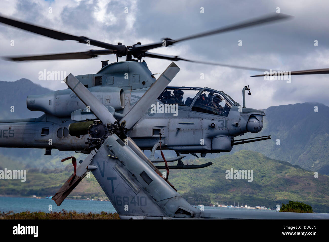 Stati Uniti Marine Corps Il Mag. Gen. Thomas D. Weidley, Comandante Generale, 1° Marine Air Wing, mosche la AH-1Z Viper elicottero con Marine Attacco leggero elicottero Squadron (HMLA) 367 su Marine Corps Air Station Kaneohe Bay, Hawaii, 12 giugno 2019. Il Mag. Gen. Thomas D. Weidley effettuato il suo ultimo volo dell'AH-1Z Viper elicottero prima del suo trasferimento negli Stati Uniti. Le forze della Corea. (U.S. Marine Corps foto di Cpl. Luca Kuennen) Foto Stock