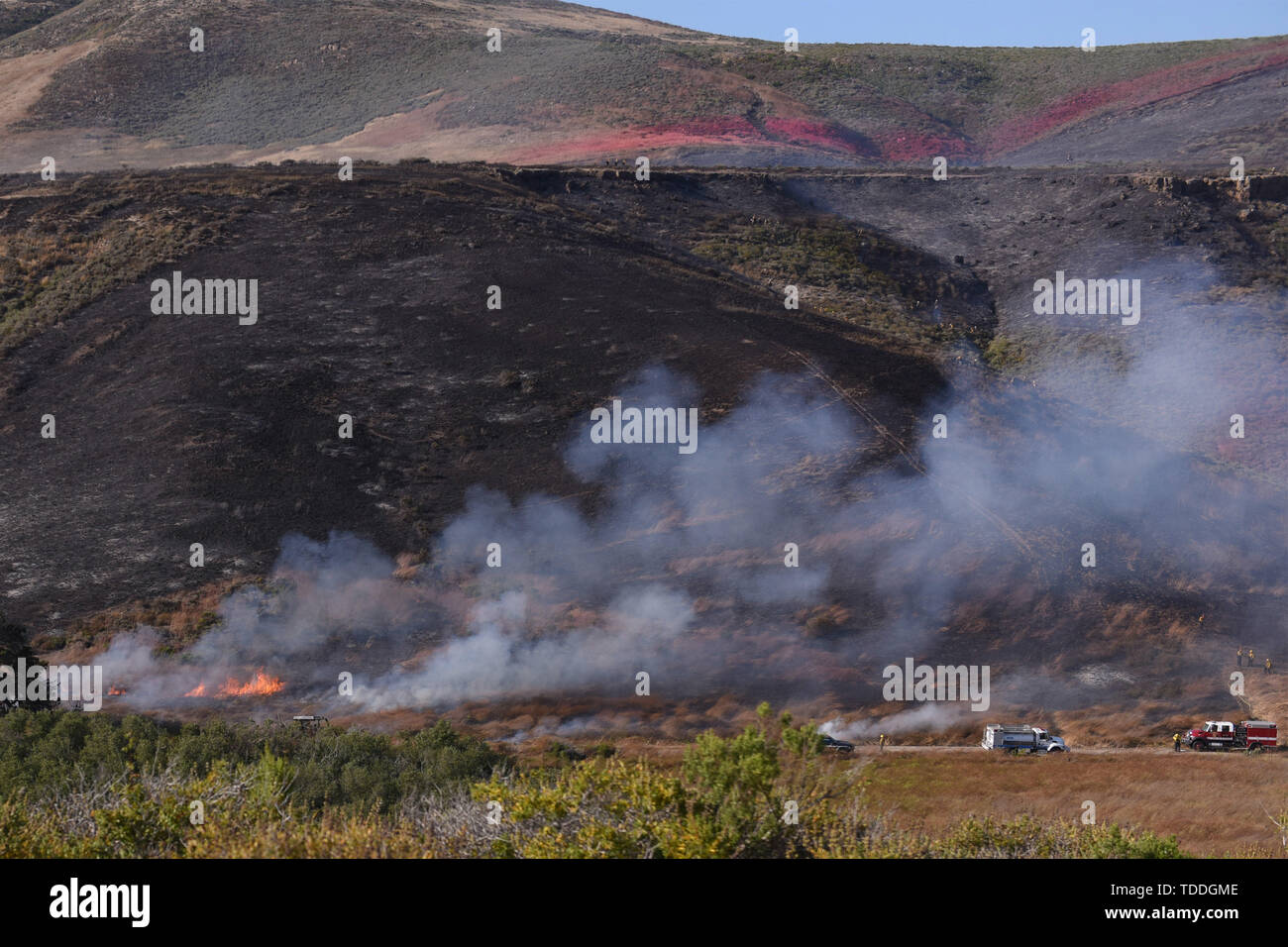 Trentesimo ala dello spazio di lavoro dei vigili del fuoco con la Santa Barbara dei Vigili del Fuoco per estinguere il fuoco del Rancho Giugno 13, 2019 a Vandenberg Air Force Base in California Il fuoco bruciavano circa 140 acri vicino al punto Sal e El Rancho strade. Foto Stock