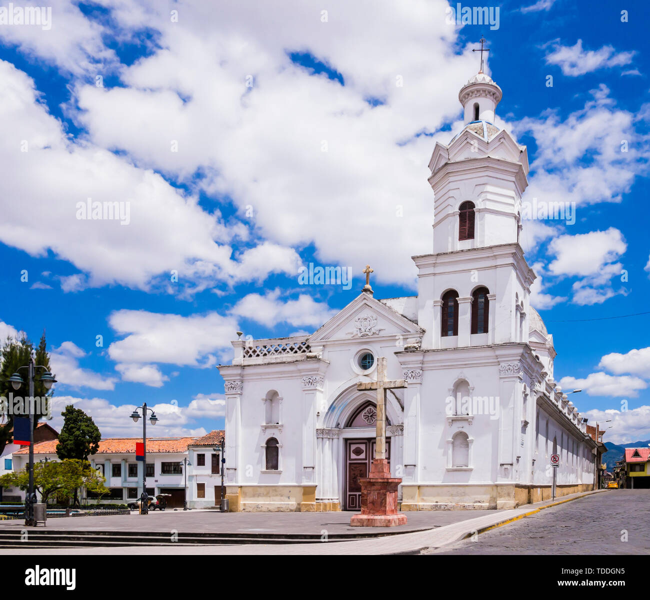 Vista panoramica di San Sebastian chiesa in Cuenca city centre, Ecuador Foto Stock