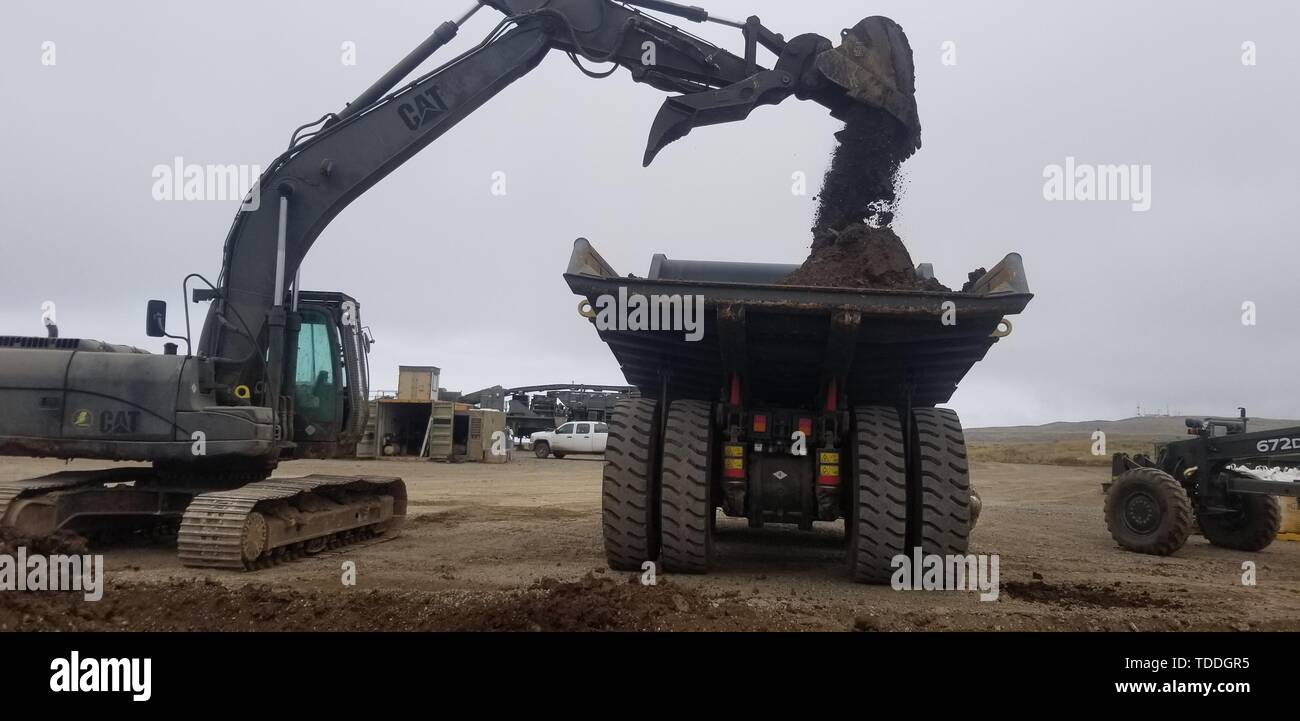 190431-N-JA639-0001 ISOLA DI SAN CLEMENTE, California (31 maggio 2019) Seabees assegnato alla Naval Mobile Battaglione di costruzione (NMCB) 4 Lavorare insieme per muovere l'impianto batch per il meccanico del negozio per la manutenzione di routine. NMCB 4 è distribuita in tutto l'Indo-Pacifico regione pronta a sostenere i grandi operazioni di combattimento, la fornitura di assistenza umanitaria e di soccorso in caso di catastrofe e per fornire al generale di ingegneria civile e di sostegno a Stati Uniti e forze congiunte. (U.S. Foto della marina da apparecchiature operatore Constructionman Itzel Contreras/rilasciato) Foto Stock