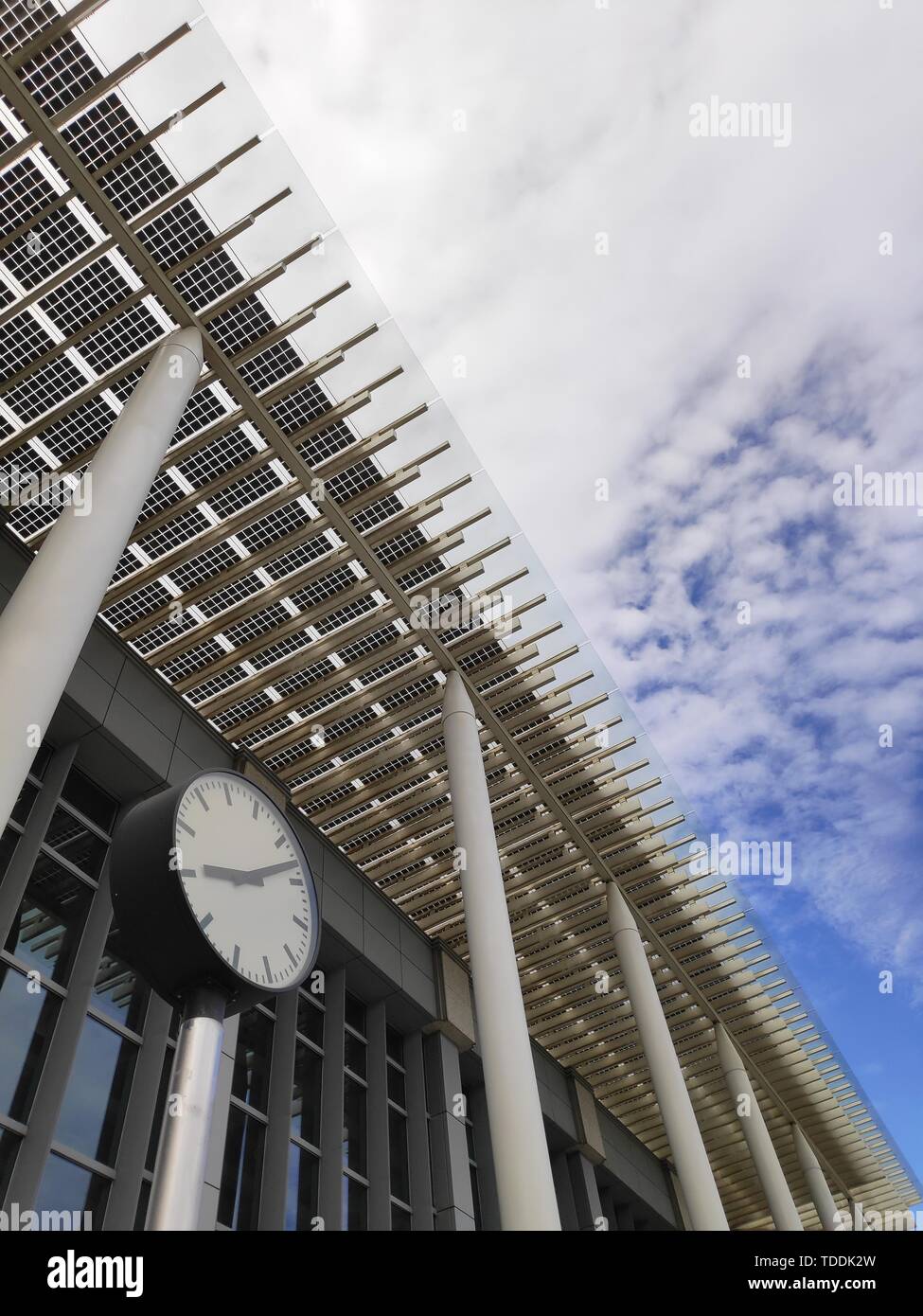 Il Miaoli High Speed Rail Station sotto il cielo blu, Taiwan Foto Stock