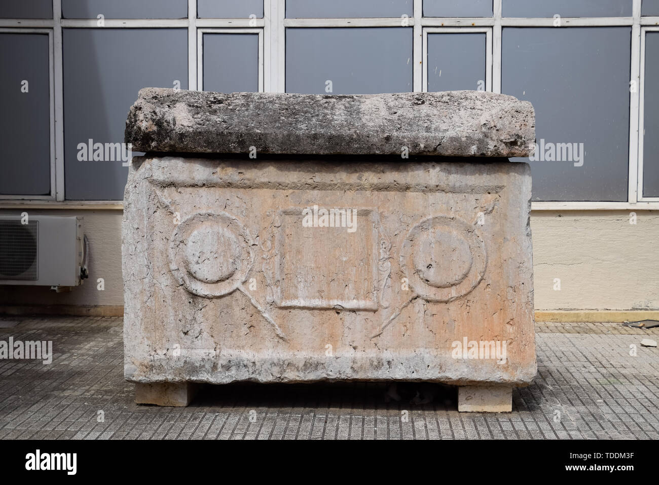 Sarcofago di marmo all'ingresso per il museo delle antichità di Antalya. Foto Stock