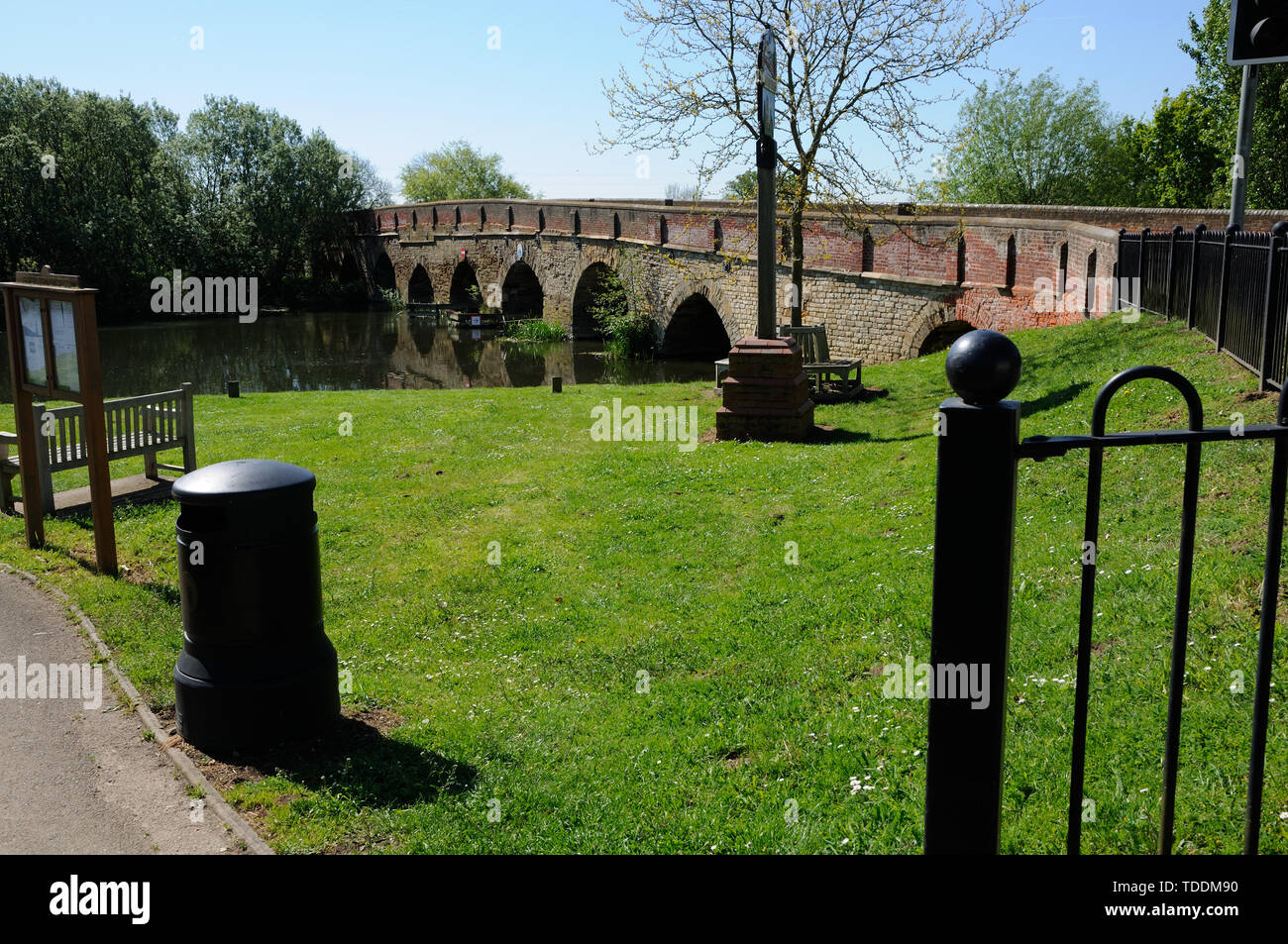 Il ponte a grande Barford, Bedfordshire, risale in parte al XV secolo. Essa ha 17 archi che attraversano il fiume Ouse. Sir Gerard Braybrooke, chi di Foto Stock