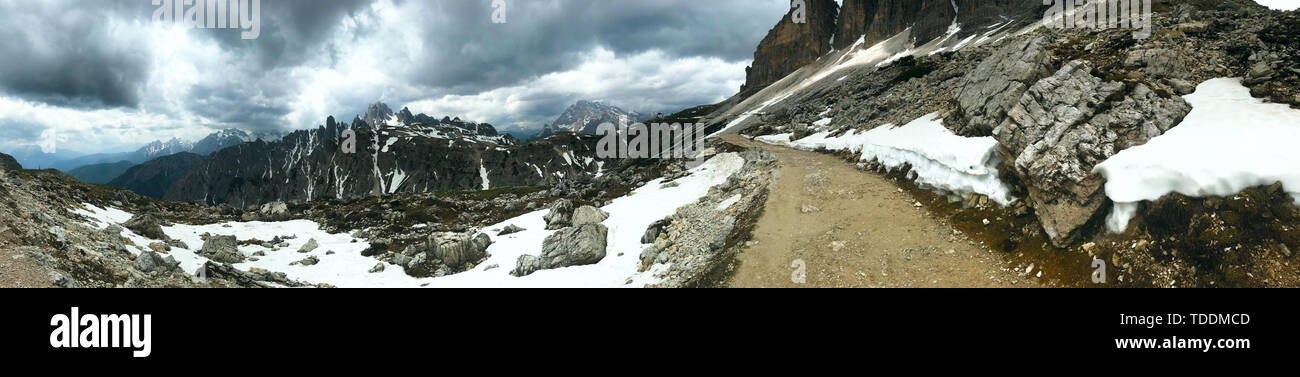 Vista dei picchi di montagna e le rocce delle Dolomiti in Italia nel paese di Auronzo di Cadore in Tirolo, sotto un nuvoloso cielo drammatico con le nuvole Foto Stock