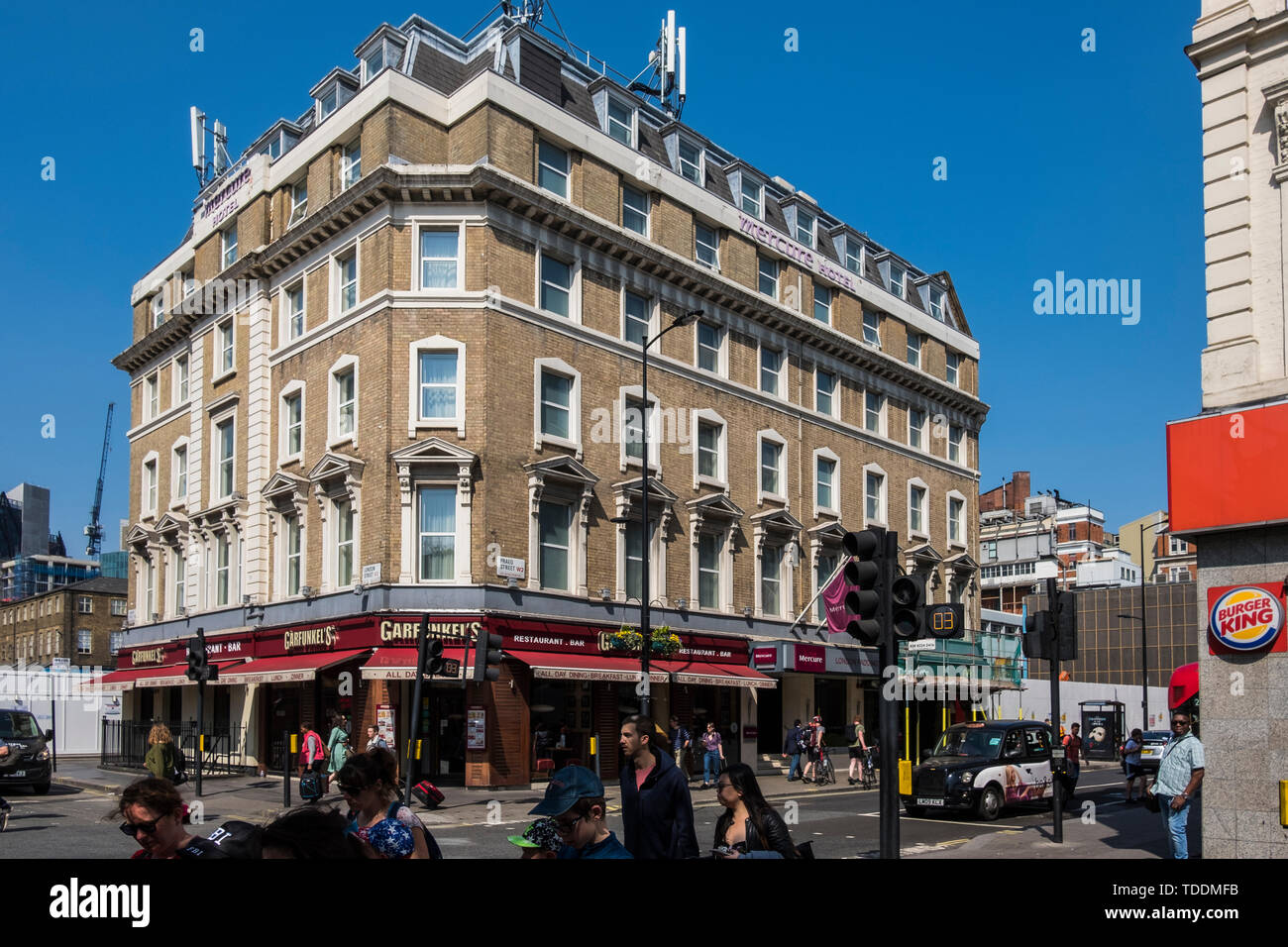 Praed Street & London Street scene al di fuori della stazione di Paddington, London, England, Regno Unito Foto Stock