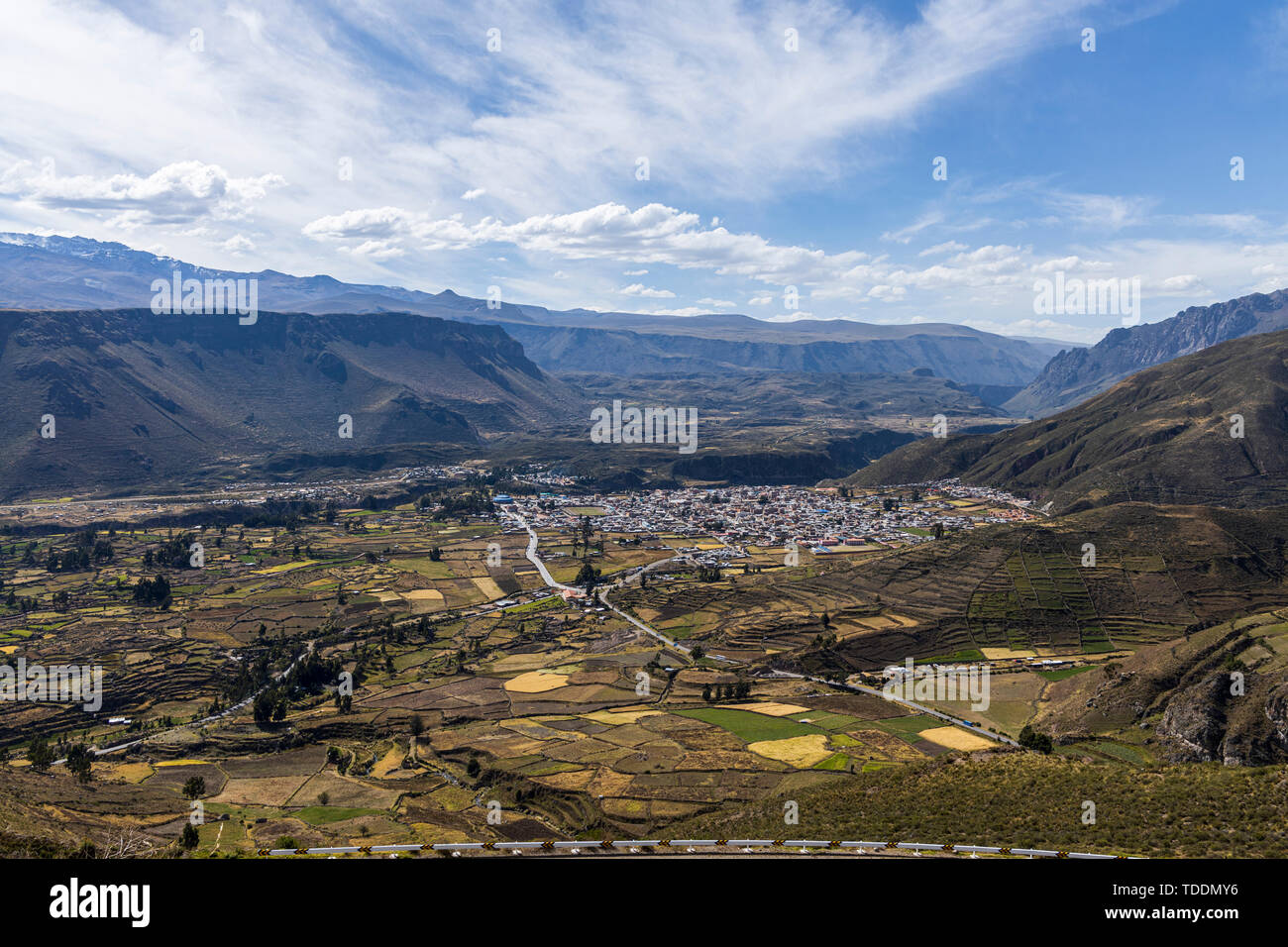 Panorama sulla città di Chivay dal Canyon del Colca, Perù, Foto Stock