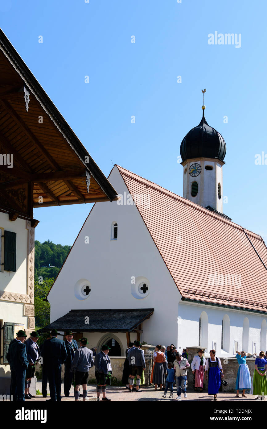 Wallgau: chiesa Sankt Jakob dopo il servizio, persone in Alta Baviera, Garmisch-Partenkirchen, Alta Baviera, Baviera, Baviera, Germania Foto Stock