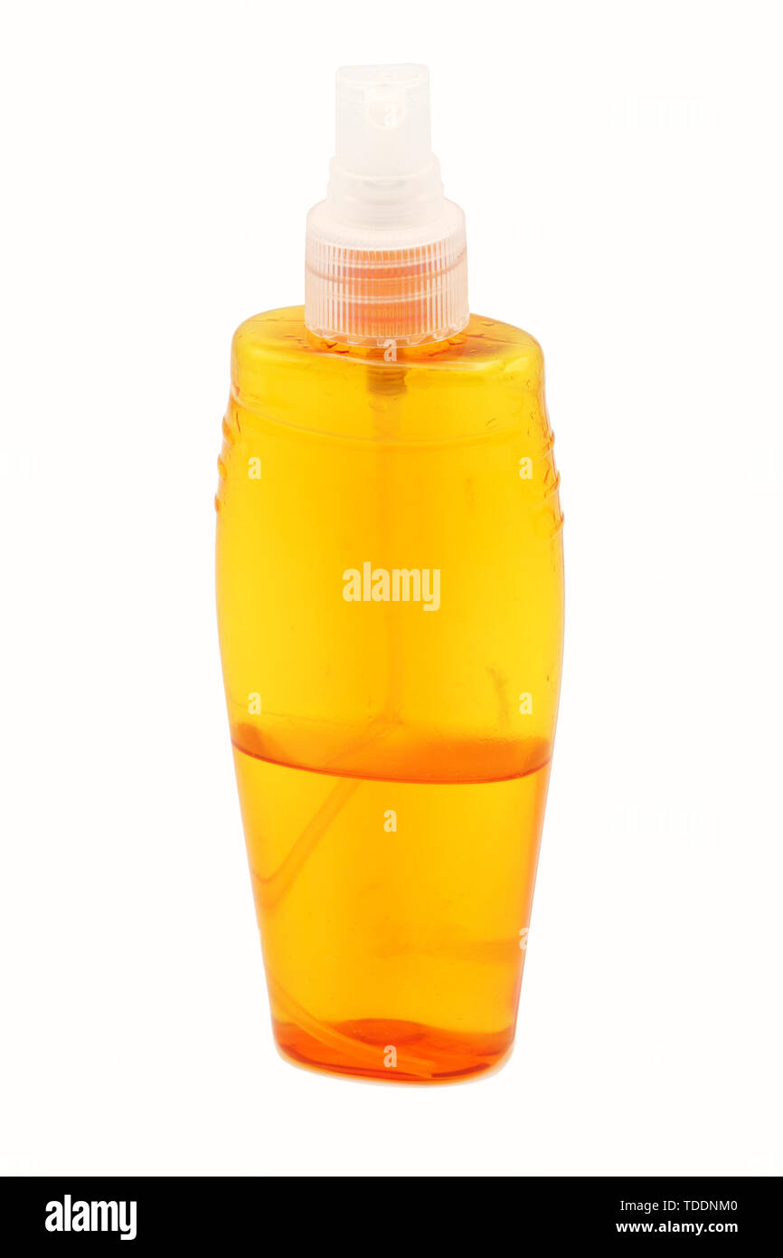 In plastica trasparente la bottiglia spray su uno sfondo bianco. Layout. Mockup. Modello di imballaggio. Arancione Foto Stock