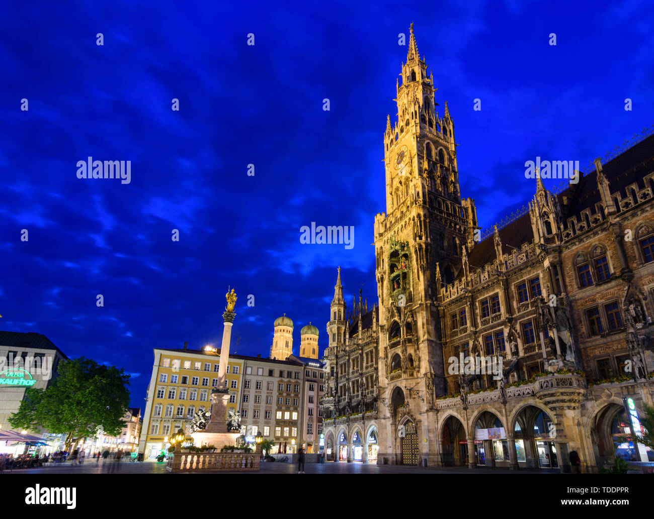 München Monaco di Baviera: piazza Marienplatz e Municipio Nuovo, chiesa Frauenkirche in Alta Baviera, München, Alta Baviera, Baviera, Baviera, Germania Foto Stock