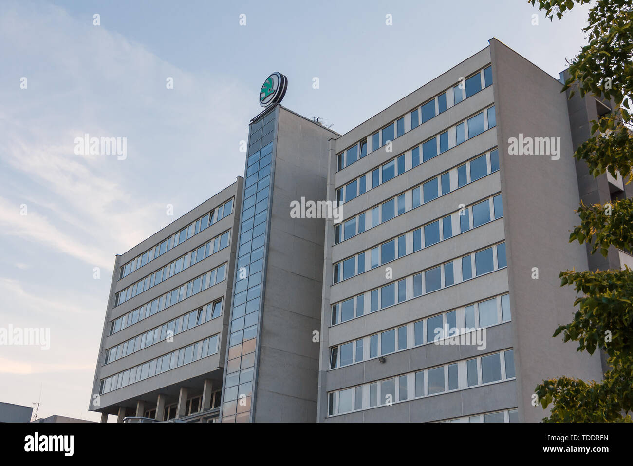 MLADA BOLESLAV, Repubblica Ceca - 15 giugno 2019: Skoda auto costruttore automobilistico Capo Ufficio. Skoda Logo su l'edificio del Pentagono. Un esempio illustrativo e Foto Stock