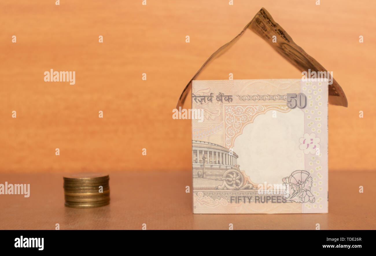 Casa fatta dalla valuta indiana con monete Foto Stock