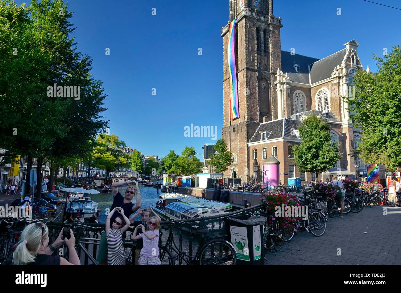 Una famiglia turistica di scattare una foto di fronte alla Westerkerk sul canale Prinsengracht, durante il tempo di Pride 2018 evento annuale Foto Stock